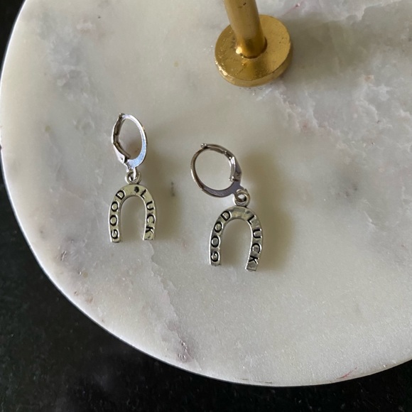 MAKE ME AND OFFER Good Luck Silver Horseshoe Huggie Charm Earrings - Picture 2 of 2